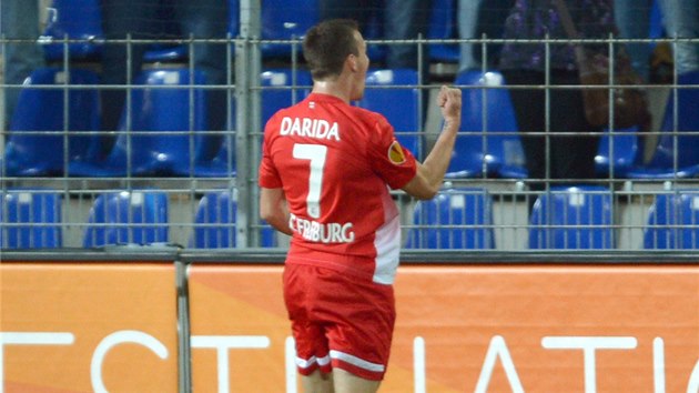 PRVN GL ZA FREIBURG. Vladimr Darida se raduje z trefy v Evropsk lize proti Estorilu.