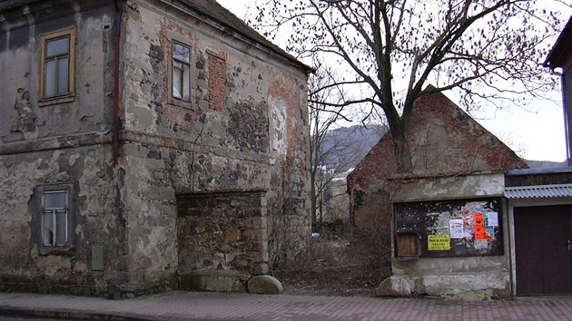 Vjezd vedle fary, v pozad tt stodol (stav v roce 2004), v pate fary je znateln zazdn vchod do komnovho WC.