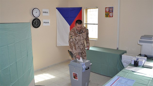 Na základn Bagram v Afghánistánu, kde psobí 149 eských voják, zaali volit...