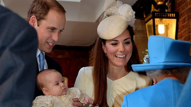 Princ William, jeho syn George a manelka Kate a krlovna Albta II. (otoen zdy)