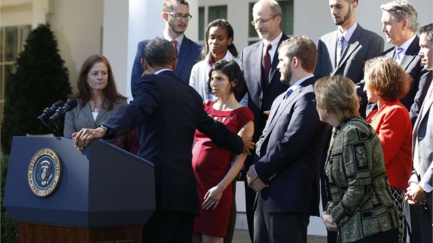 Barack Obama zachytil thotnou Amerianku, kter omdlela pi jeho tiskov konferenci. (21. 10. 2013)