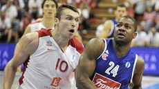Pavel Houška z Nymburku a D. J. Strawberry ze Záhřebu (s míčem). Pavel Houška z Nymburku a D. J. Strawberry ze Záhřebu (s míčem).