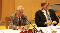 Rektor ústecké Univerzity Jana Evangelisty Purkyně René Wokoun (vpravo)... Rektor ústecké Univerzity Jana Evangelisty Purkyně René Wokoun (vpravo)...