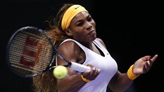 PRÁSK! Americká tenistka Serena Williamsová se opírá do míku v utkání proti