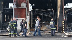 Vyšetřovatelé prohlížejí trolejbusy zničené při nedělním požáru v Opavě. Vyšetřovatelé prohlížejí trolejbusy zničené při nedělním požáru v Opavě.