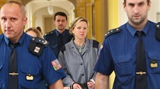 Klára Mauerová přichází k soudu v Opavě, který bude rozhodovat o jejím... Klára Mauerová přichází k soudu v Opavě, který bude rozhodovat o jejím...