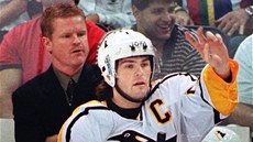 1998. Kapitán Pittsburgh Penguins Jaromír Jágr diriguje hru svých spoluhrá...