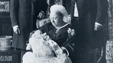 Královna Viktorie v roce 1894 se svými následníky: Eduardem VII., Jiím V. a...