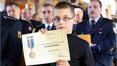 Jedenáctiletý Miroslav Svoboda dostal medaili za záchranu své malé sestry. (24. íjna 2013)