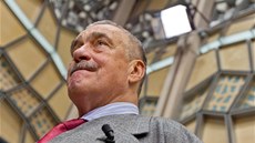 Karel Schwarzenberg před začátkem předvolební debaty politických lídrů, kterou Karel Schwarzenberg před začátkem předvolební debaty politických lídrů, kterou