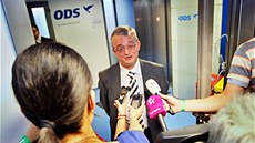 Marek Benda hovoí s novinái ve volebním tábu ODS. (26. íjna 2013)