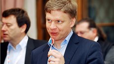 Pražský primátor Tomáš Hudeček s volebním lízátkem sleduje průběžné výsledky ve... Pražský primátor Tomáš Hudeček s volebním lízátkem sleduje průběžné výsledky ve...