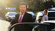Tomio Okamura přijíždí do volebního štábu hnutí Úsvit. (26. října 2013) Tomio Okamura přijíždí do volebního štábu hnutí Úsvit. (26. října 2013)