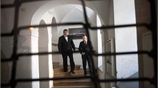 Zdenk tengl spolu s ministrem vnitra v demisi Martinem Pecinou jako jediní politic v praském volebním tábu SPOZ oficicáln pedstoupiliped novináe.
