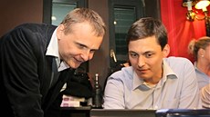 Do volebního štábu hnutí Úsvit dorazil i Vít Bárta. (26. října 2013) Do volebního štábu hnutí Úsvit dorazil i Vít Bárta. (26. října 2013)