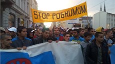 Na pochod Ostravou se nakonec vydalo i několik stovek Romů. (28. října 2013) Na pochod Ostravou se nakonec vydalo i několik stovek Romů. (28. října 2013)