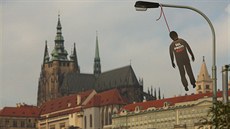 Pět figurín oběšenců s červenou oprátkou kolem krku a nápisem Šel proti KSČ(M)... Pět figurín oběšenců s červenou oprátkou kolem krku a nápisem Šel proti KSČ(M)...