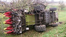 Hasiči vyprošťují na Vyškovsku převrácený kombajn (27. října 2013). Hasiči vyprošťují na Vyškovsku převrácený kombajn (27. října 2013).