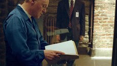 S tím může pomoct jen geniální psychopat. FBI (ztělesněná Edwardem Nortonem)... S tím může pomoct jen geniální psychopat. FBI (ztělesněná Edwardem Nortonem)...