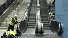 Dlníci dokonují poslední úpravy na eskalátoru vedoucího do istanbulské