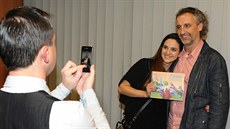 Moderátor Zboil si fotí Libui Vojtkovou s jejím pítelem Ivanem Bleyerem.