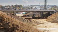 Nový most přes západní obchvat spojuje Pecháčkovu ulici ve Skvrňanech a zdejší... Nový most přes západní obchvat spojuje Pecháčkovu ulici ve Skvrňanech a zdejší...