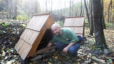 Ochránce přírody Petr Stýblo u jednoho ze sirných pramenů. Ochránce přírody Petr Stýblo u jednoho ze sirných pramenů.