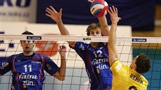 Zlínští volejbalisté Vojtěch Navláčil (vlevo) a Luboš Kostolani čelí útoku Zlínští volejbalisté Vojtěch Navláčil (vlevo) a Luboš Kostolani čelí útoku