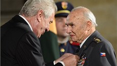 Prezident Miloš Zeman vyznamenal při příležitosti výročí vzniku samostatného Prezident Miloš Zeman vyznamenal při příležitosti výročí vzniku samostatného