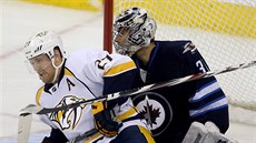 Na Ondřeje Pavelce, brankáře Winnipegu, si zasedl Patric Hornqvist z Nashvillu. Na Ondřeje Pavelce, brankáře Winnipegu, si zasedl Patric Hornqvist z Nashvillu.