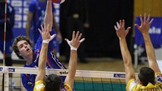 Pavel Kolář ze Zlína útočí proti ostravskému dvojbloku Richard Mauler, Michal... Pavel Kolář ze Zlína útočí proti ostravskému dvojbloku Richard Mauler, Michal...