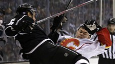 Jiří Hudler (vpravo) z Calgary se u mantinelu střetl s Jakem Muzzinem z Los... Jiří Hudler (vpravo) z Calgary se u mantinelu střetl s Jakem Muzzinem z Los...