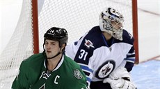 Jamie Benn z Dallasu nepkeonal pi nájezdech gólmana Ondeje Pavelce z...