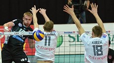 Českobudějovický univerzál Michal Kriško smečuje proti pařížskému dvojbloku... Českobudějovický univerzál Michal Kriško smečuje proti pařížskému dvojbloku...