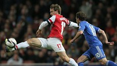 Nacho Monreal (vlevo) z Arsenalu uniká Juanu Matovi z Chelsea.