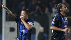German Denis (vlevo) z Bergama slaví svůj gól do sítě Interu. German Denis (vlevo) z Bergama slaví svůj gól do sítě Interu.