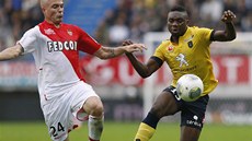 TANEC? Emmanuel Mayuka ze Sochaux (vpravo) si chrání mí ped Andreou Raggim z