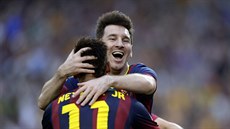 DOBE, BRÁCHO! Lionel Messi (elem) gratuluje Neymarovi ke vstelené brance do...
