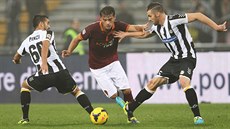 TANEC MEZI DVĚMA. Adem Ljajc z AS Řím (uprostřed) se takhle propletl mezi dvěma... TANEC MEZI DVĚMA. Adem Ljajc z AS Řím (uprostřed) se takhle propletl mezi dvěma...