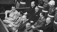 Na lavici obalovaných v soudní síni . 600: v první ad zleva Göring, Hess,...