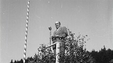 Ministr zahraničí Jan Masaryk v Dlouhém-Rzech na Náchodsku při odhalení pomníku... Ministr zahraničí Jan Masaryk v Dlouhém-Rzech na Náchodsku při odhalení pomníku...