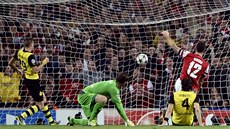 GÓL NA 1:1. Olivier Giroud z Arsenalu skóruje zblízka do brány Dortmundu.