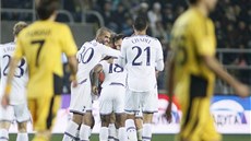 Fotbalisté Tottenhamu oslavují gól na hiti eriffu Tiraspol.