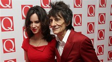 Ronnie Wood a jeho manelka Sally (21. íjna 2013)