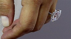 Kim Kardashianová ukázala prsten od snoubence Kanyeho Westa (24. íjna 2013).