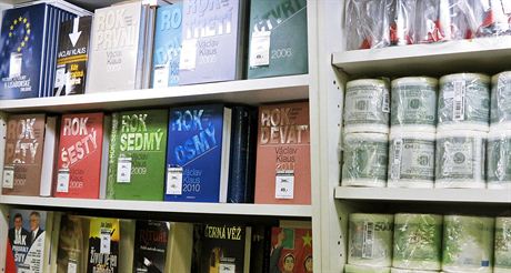 Spisy exprezidenta Klause se prodávají v Levných knihách hned vedle ertovných toaletních papír.