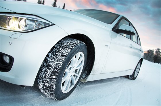 Zákon naizuje jezdit na zimních pneumatikách v dob od 1.11. do 31.3. na snhu a ledu.