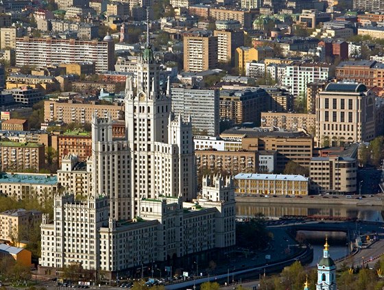 Moskevský mrakodrap na Kotelnieském nábeí stojí na soutoku ek Moskvy a...
