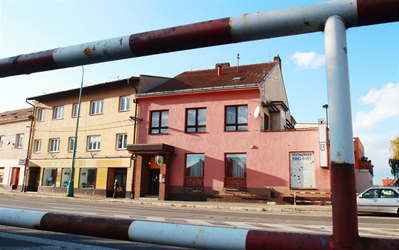 Policie se zabývá pt let starým prodejem jaromské restaurace v budov kina...