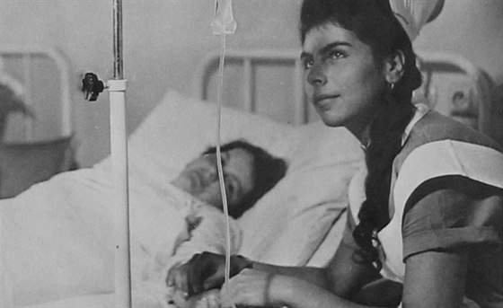 Sestra Libue Jiránková pracuje na intern stodské nemocnice u 50 let, od doby kdy pitál zaal pijímat první pacienty. Snímek pochází z roku 1963.